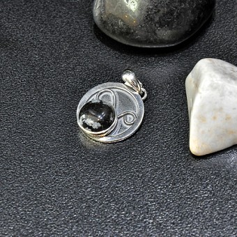 СРЕБЪРЕН МЕДАЛЬОН СЪС СНЕЖЕН ОБСИДИАН