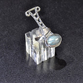 СРЕБЪРЕН ПРЪСТЕН С ЛАБРАДОРИТ