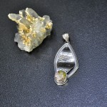 СРЕБЪРЕН МЕДАЛЬОН С КВАРЦ И ОКСИДИРАНО СРЕБРО