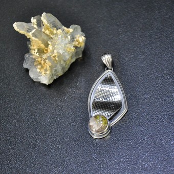 СРЕБЪРЕН МЕДАЛЬОН С КВАРЦ И ОКСИДИРАНО СРЕБРО
