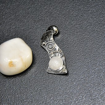 СРЕБЪРЕН МЕДАЛЬОН С МЛЕЧЕН КВАРЦ, РЪЧНА ИЗРАБОТКА