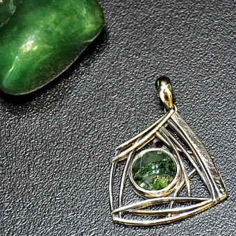 СРЕБЪРЕН МЕДАЛЬОН С МЪХОВ АХАТ И АЖУРНИ МОТИВИ