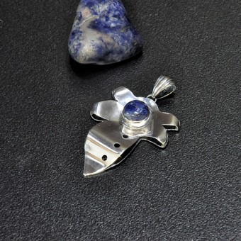 СРЕБЪРЕН МЕДАЛЬОН СЪС СОДАЛИТ