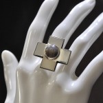 СРЕБЪРЕН ПРЪСТЕН ВЪВ ФОРМАТА НА КРЪСТ, СЪС СРЕБРИСТ ОБСИДИАН