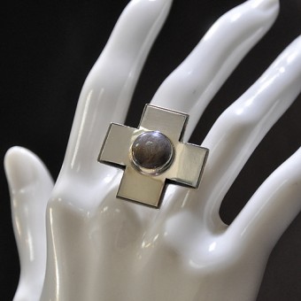 СРЕБЪРЕН ПРЪСТЕН ВЪВ ФОРМАТА НА КРЪСТ, СЪС СРЕБРИСТ ОБСИДИАН