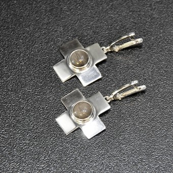 СРЕБЪРНИ ОБЕЦИ ВЪВ ФОРМАТА НА КРЪСТ, СЪС СРЕБРИСТ ОБСИДИАН