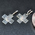 СРЕБЪРНИ ОБЕЦИ ВЪВ ФОРМАТА НА КРЪСТ, С РОЗОВ КВАРЦ