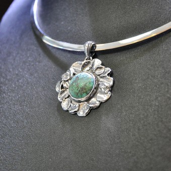 СРЕБЪРЕН МЕДАЛЬОН С АФРИКАНСКИ ТЮРКОАЗ ЯСПИС