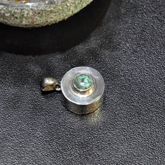 СРЕБЪРЕН МЕДАЛЬОН В ОБЕМНА ФОРМА, С АФРИКАНСКИ ТЮРКОАЗ ЯСПИС