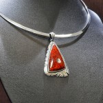 СРЕБЪРЕН МЕДАЛЬОН С ЧЕРВЕН АХАТ