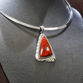 СРЕБЪРЕН МЕДАЛЬОН С ЧЕРВЕН АХАТ