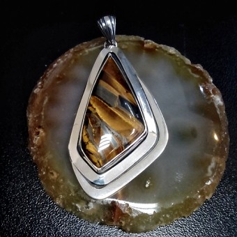 СРЕБЪРЕН МЕДАЛЬОН С КАМЪК ТИГРОВО ОКО С ХЕМАТИТ