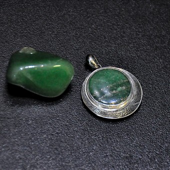 СРЕБЪРЕН МЕДАЛЬОН С АВАНТЮРИН, РЪЧНА ИЗРАБОТКА