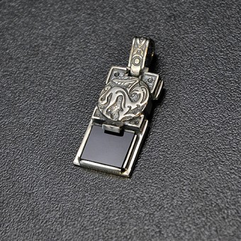 СРЕБЪРЕН МЕДАЛЬОН С ОНИКС