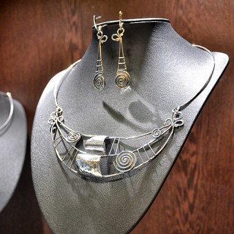 СРЕБЪРЕН КОМПЛЕКТ СЪС СПИРАЛОВИДНИ МОТИВИ